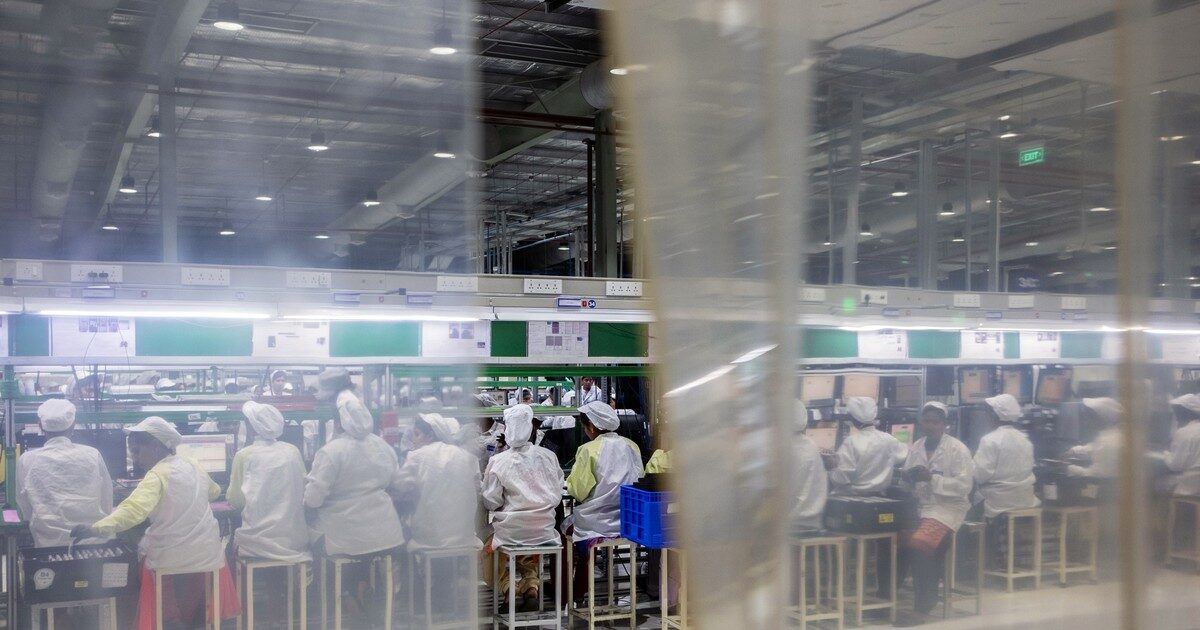 Cuộc sống bên trong nhà máy sản xuất iPhone của Foxconn