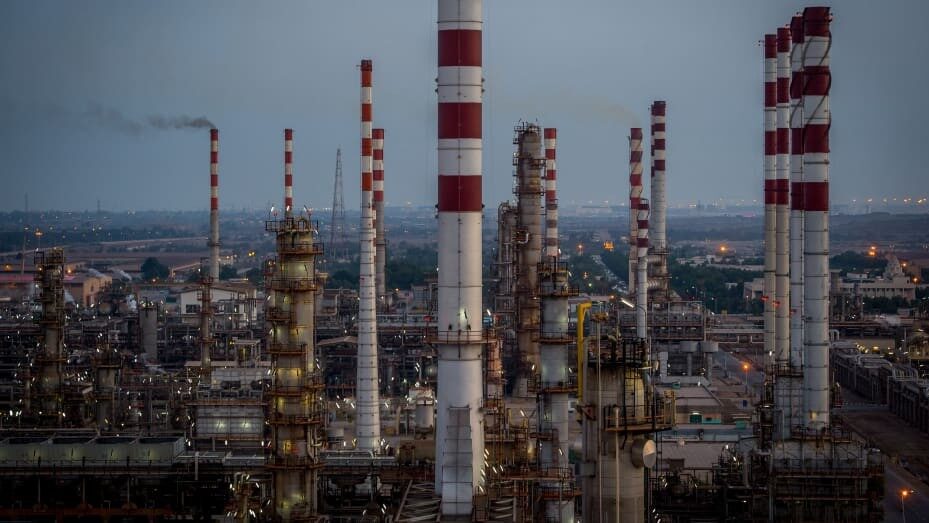 Giá dầu tăng vọt hơn 4% sau xung đột Israel-Hamas