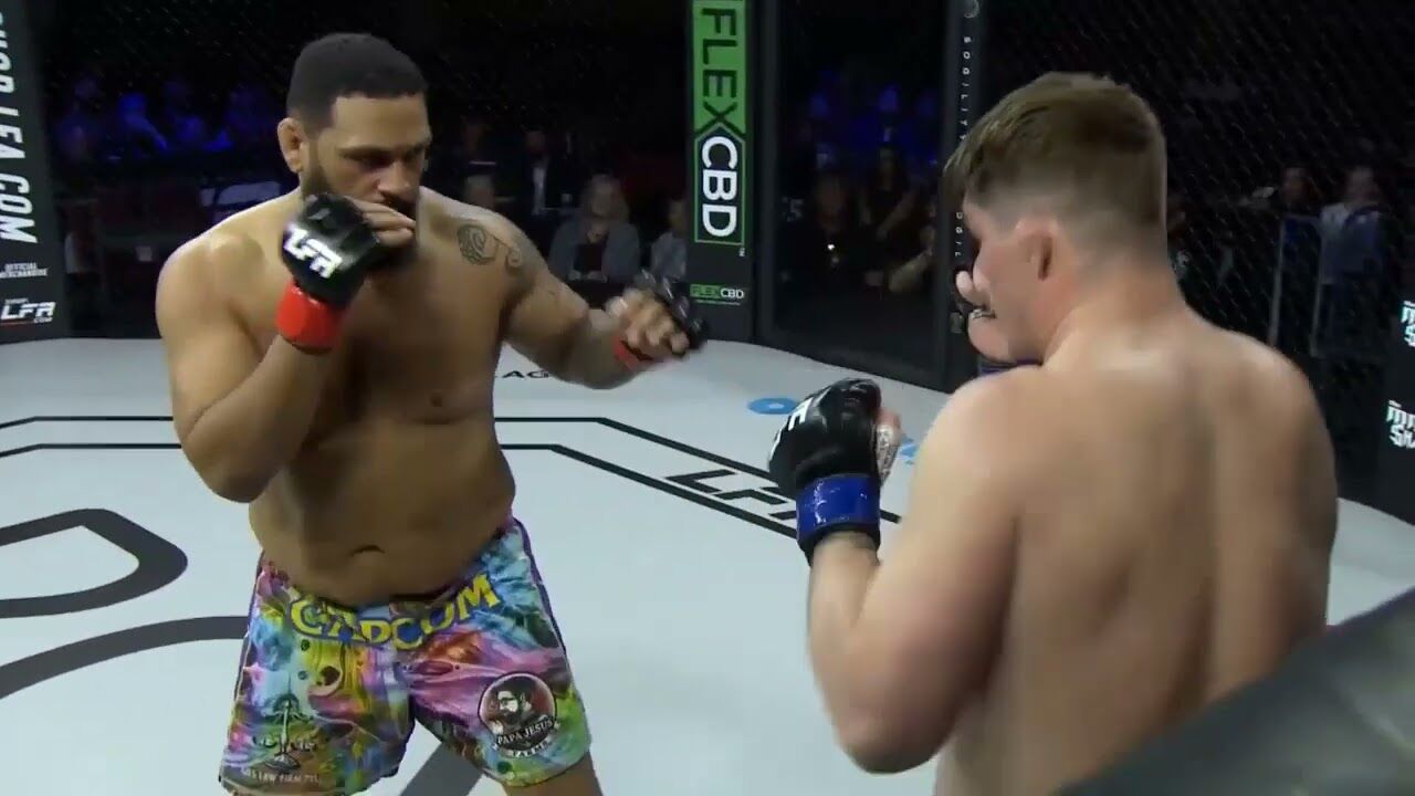 Knock-out đối thủ với 14 cú đấm liên tiếp