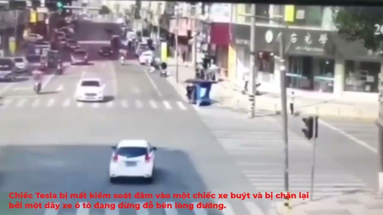 “Xe điên” Tesla phóng như bay trên phố khiến 1 người thương vong