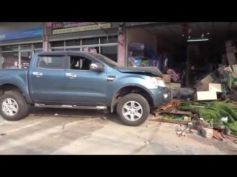 Cảnh sát “ngủ gật” lái ô tô... bay vào cửa hàng