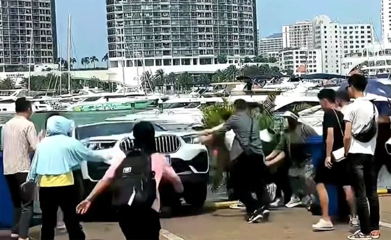 Tài xế may mắn thoát hiểm khi BMW... lùi thẳng xuống biển