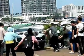 Tài xế may mắn thoát hiểm khi BMW... lùi thẳng xuống biển