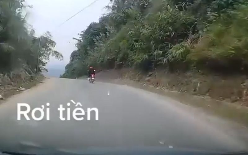 Tiền rơi tung tóe trên đường và hành động "ấm lòng" của người tài xế