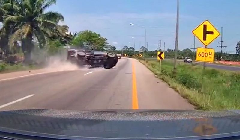 Kinh hoàng cảnh xe bán tải nổ lốp bay nhiều vòng trên đường phố