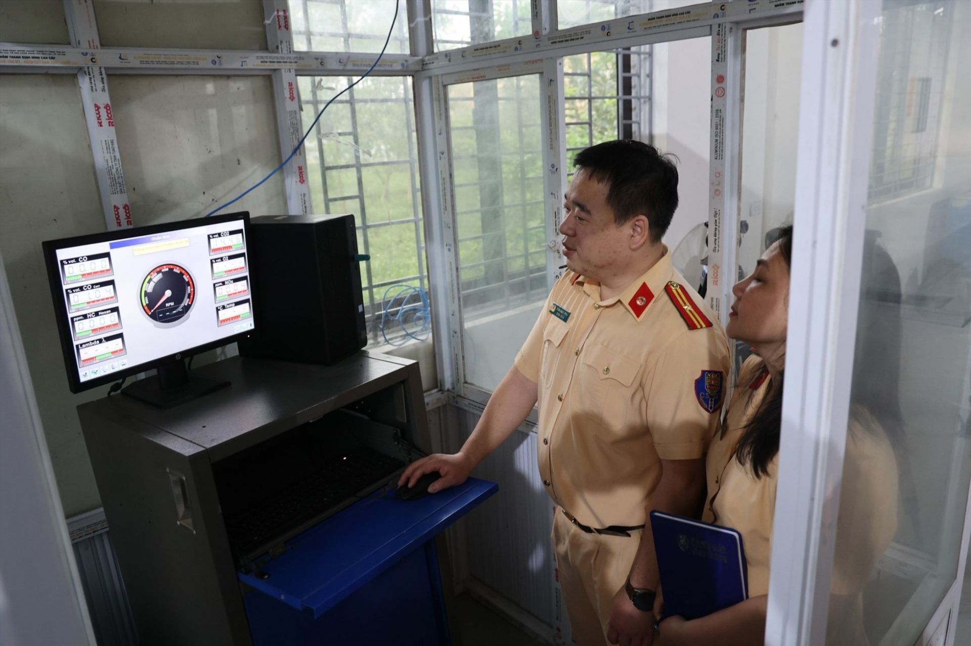 Canh sat giao thong tham gia ho tro dang kiem Cảnh sát giao thông tham gia hỗ trợ đăng kiểm