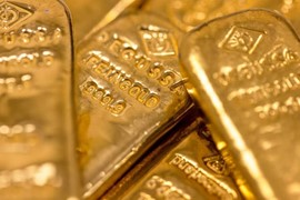 Đồng USD giảm mạnh, giá vàng "phi mã" vượt mốc 1.900 USD