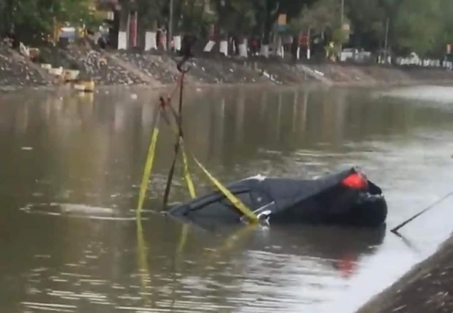 Mất lái, nữ tài xế lao thẳng xe xuống sông ở Nam Định