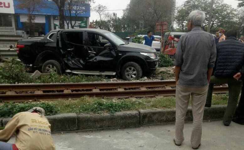 Nóng: Xe bán tải... cố vượt bị tàu hỏa húc bay tại Ngọc Hồi, Hà Nội