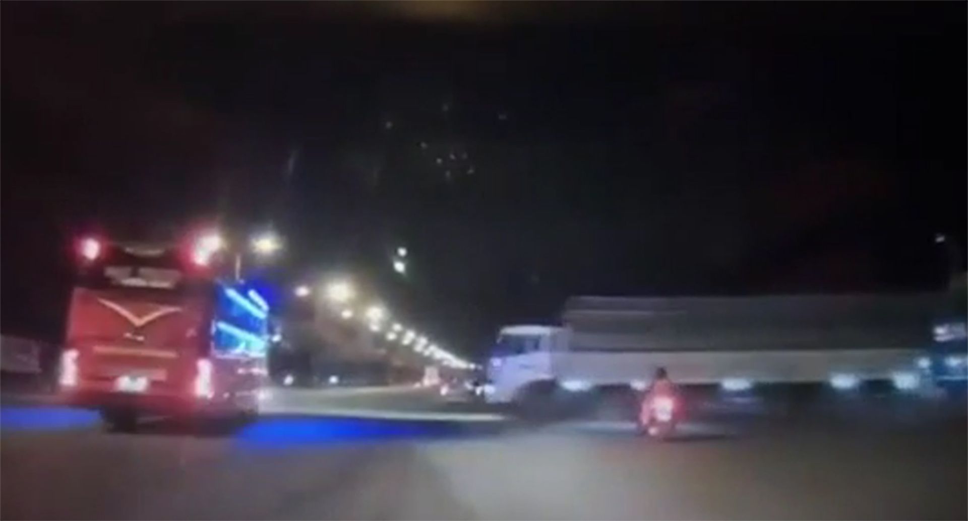 Cận cảnh xe giường nằm bị đâm ngang hông lật nghiêng giữa giao lộ