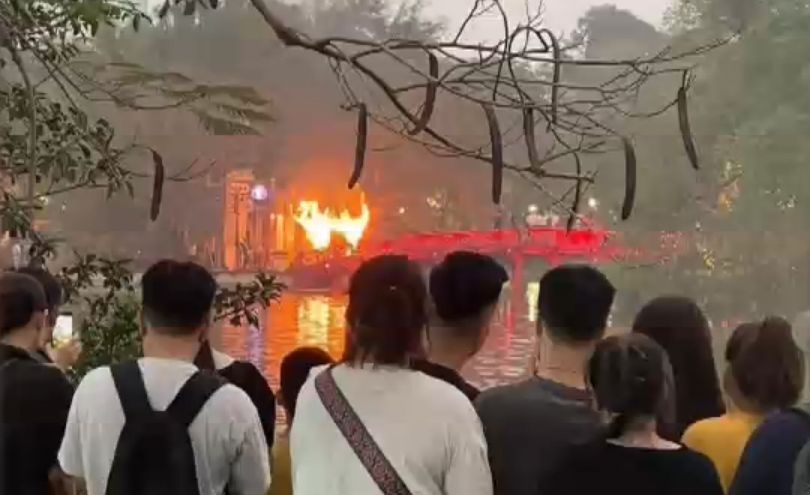 Cháy bốt thu vé trước đền Ngọc Sơn