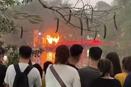 Cháy bốt thu vé trước đền Ngọc Sơn