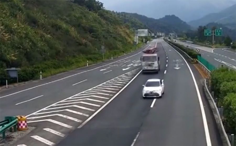 Dừng đột ngột để chuyển làn trên cao tốc, sedan bị đâm kinh hoàng