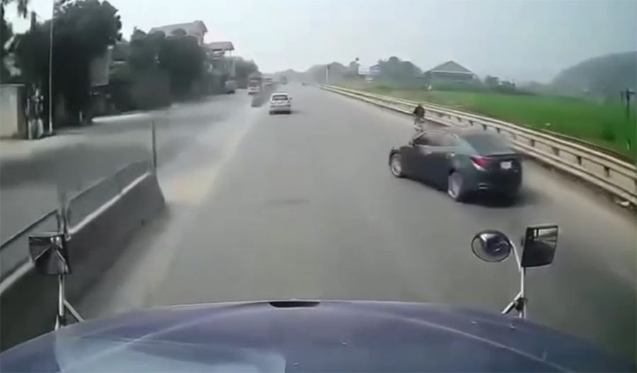 Sang đường kiểu bất chấp, sedan suýt gây họa cho container