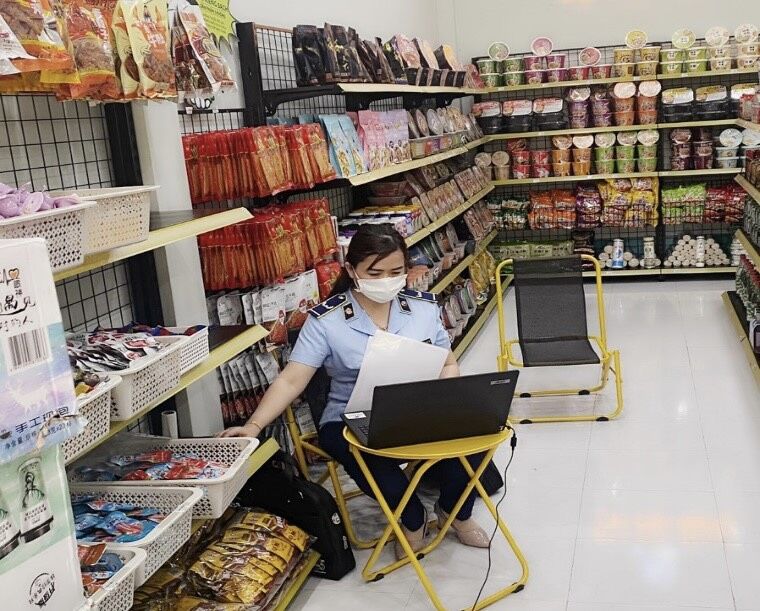 Tạm giữ lô hàng hơn 3.200 sản phẩm thực phẩm bao gói sẵn do Trung Quốc sản xuất