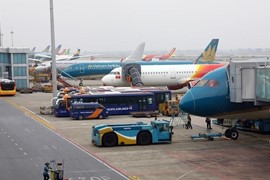Nhu cầu lớn nhưng không thể tăng chuyến, giá vé máy bay tăng từng ngày