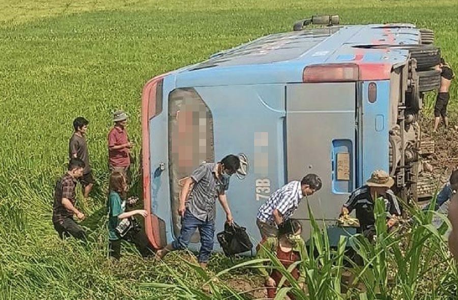 Xe khách mất lái lao xuống ruộng vì tránh xe máy