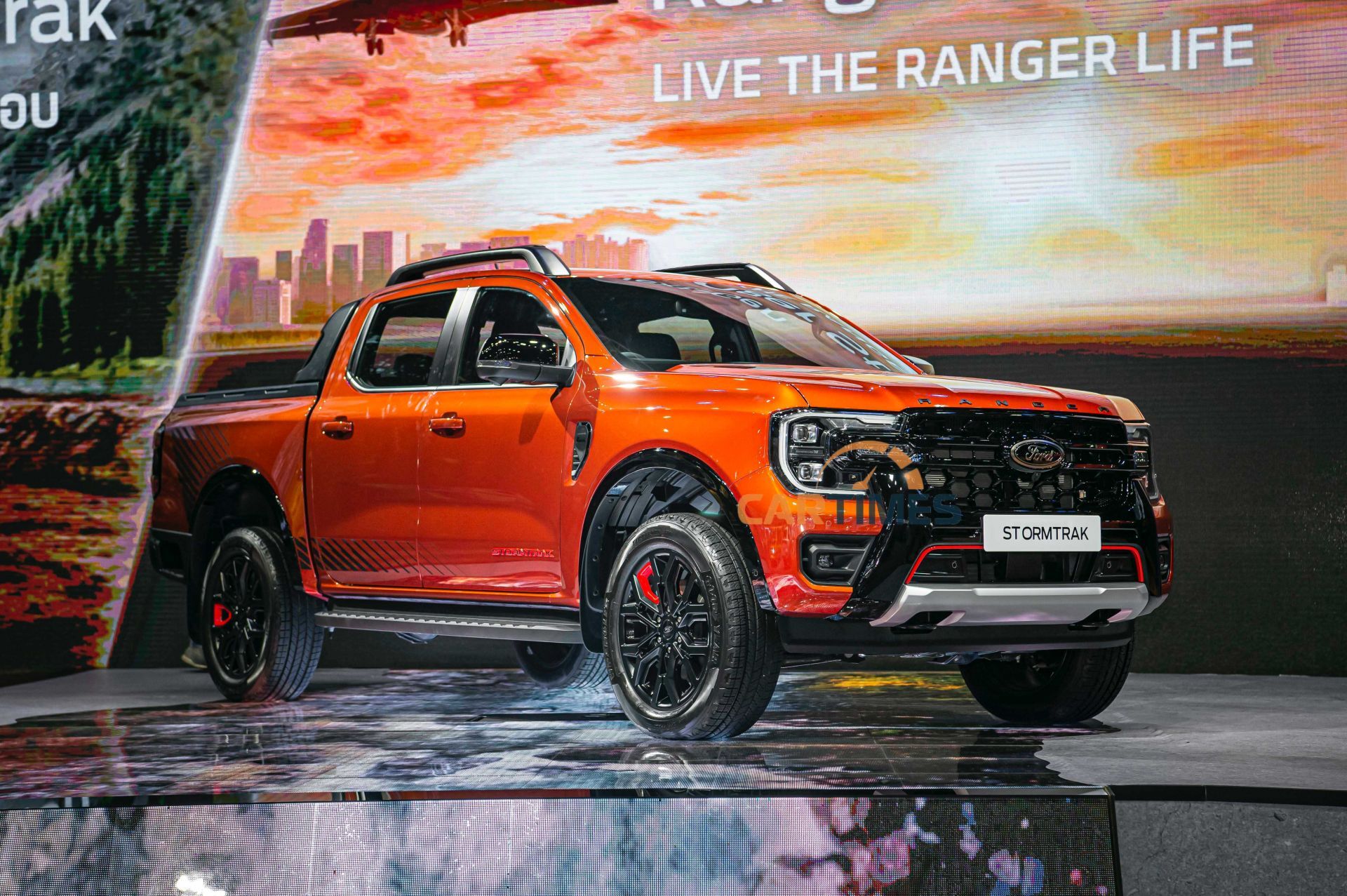 Ford Ranger Stormtrak được định vị cao hơn Wildtrak