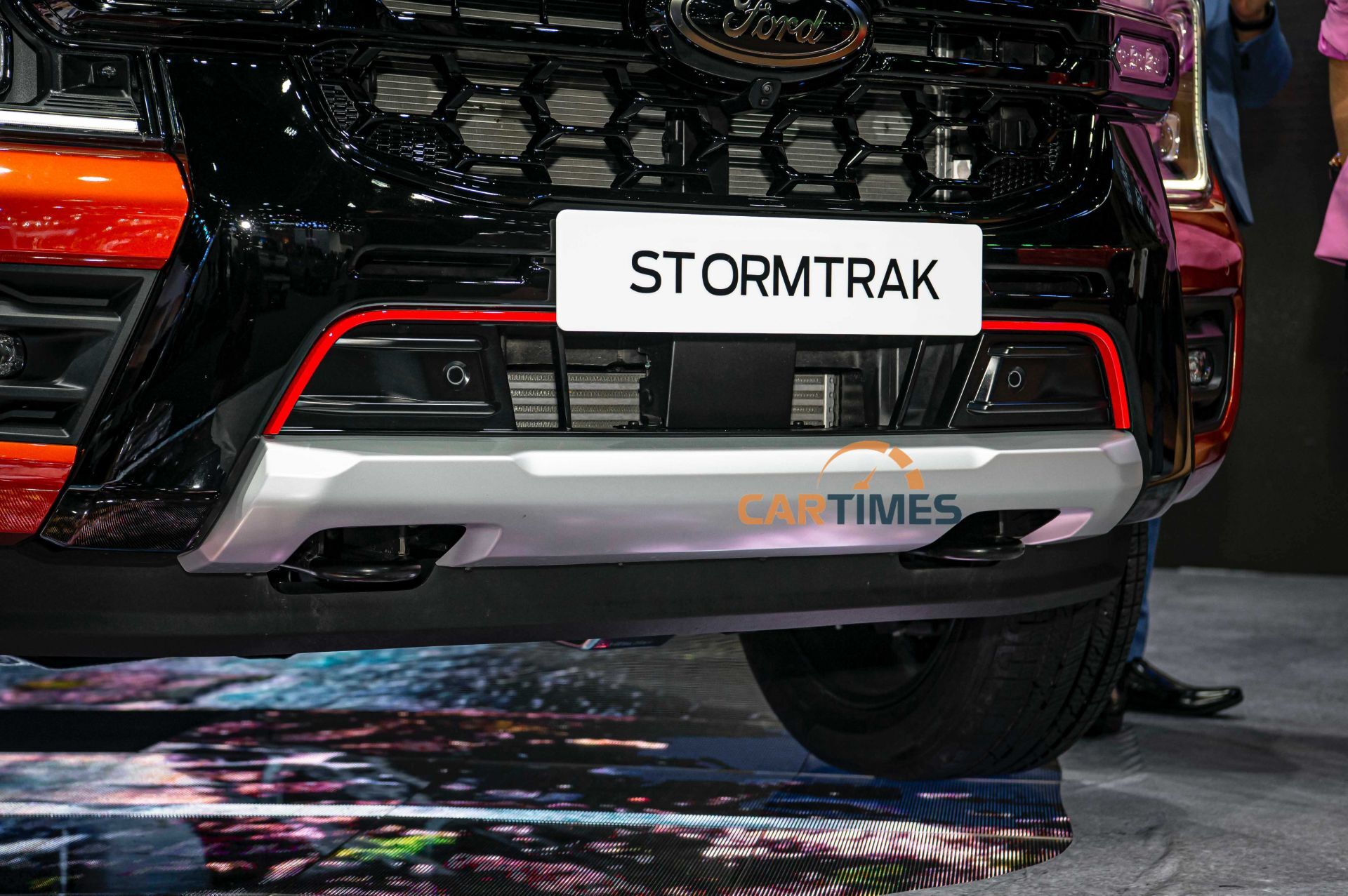 Dải màu đỏ nằm ở cản trước xe Ford Ranger Stormtrak