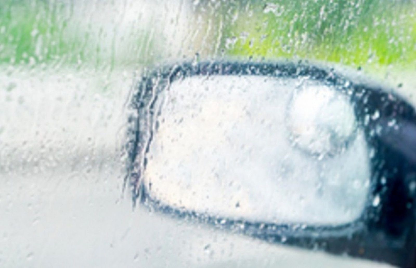 Gương chiếu hậu ô tô bị mờ khi trời mưa nên xử lý như thế nào?