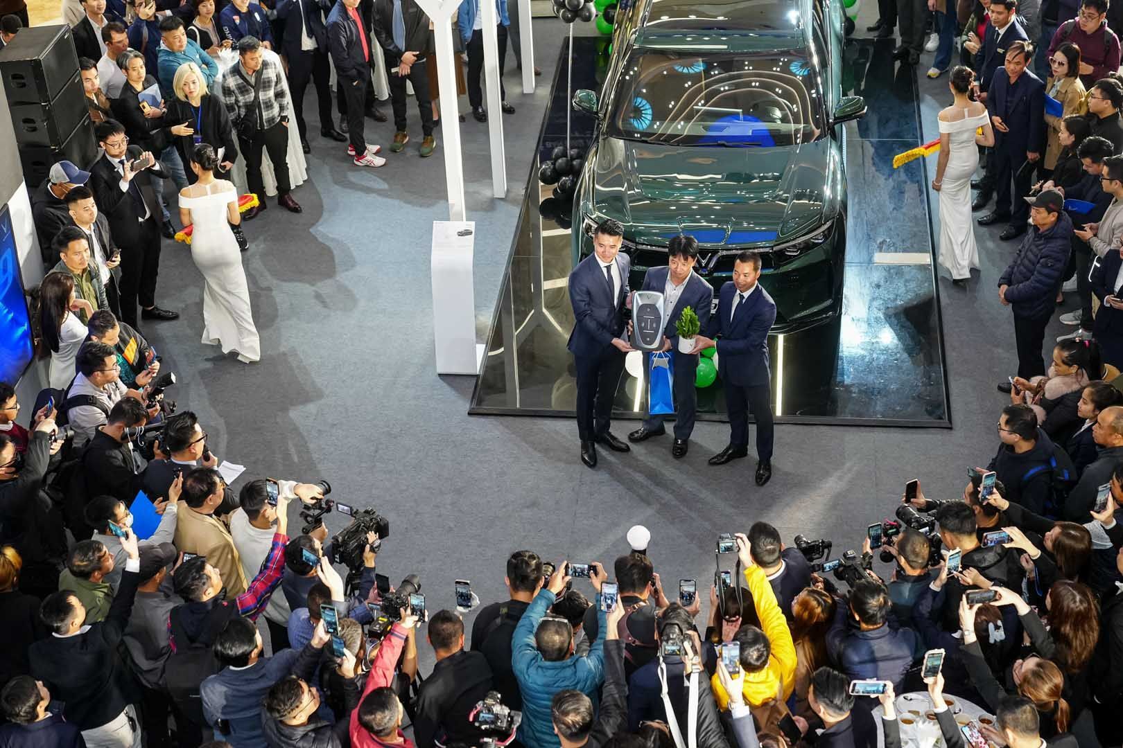 Những khách hàng đầu tiên đã được VinFast bàn giao xe VF9