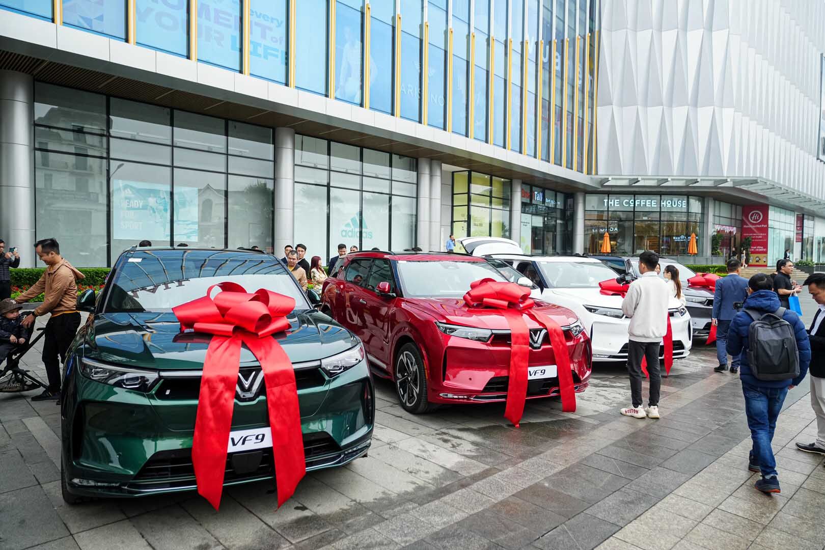 Rất nhiều khách hàng đã nhận xe trong ngày hôm nay