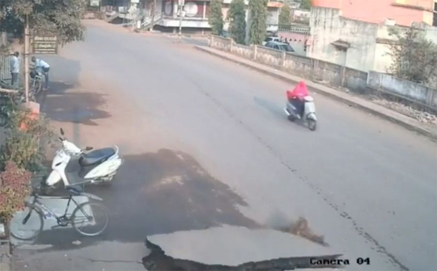 Cận cảnh mặt đường "bỗng dưng" nứt toác