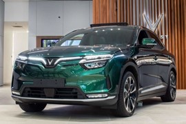 VinFast giao 45 xe VF 8 đầu tiên cho khách hàng Mỹ