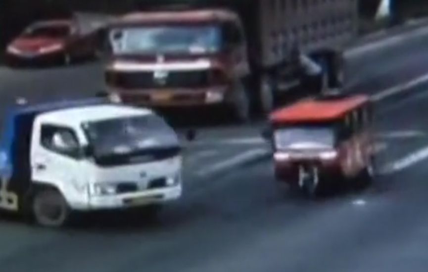 Cùng vượt đèn đỏ, 2 xe đâm nhau giữa giao lộ