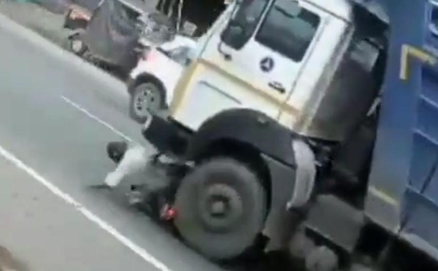 Bị  xe ben kéo lê trên đường vẫn "lành lặn" một cách kỳ lạ