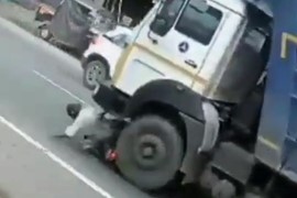 Bị  xe ben kéo lê trên đường vẫn "lành lặn" một cách kỳ lạ