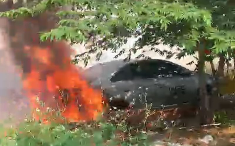 Xe ô tô đang dừng đỗ tự bốc cháy ở Phú Quốc