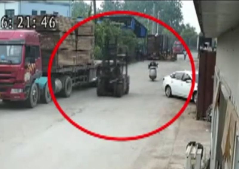 “Rụng” 16 chiếc răng vì bị càng xe nâng quay trúng