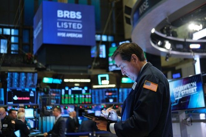 Chứng khoán Mỹ mất điểm sau dự báo suy thoái kinh tế của Fed