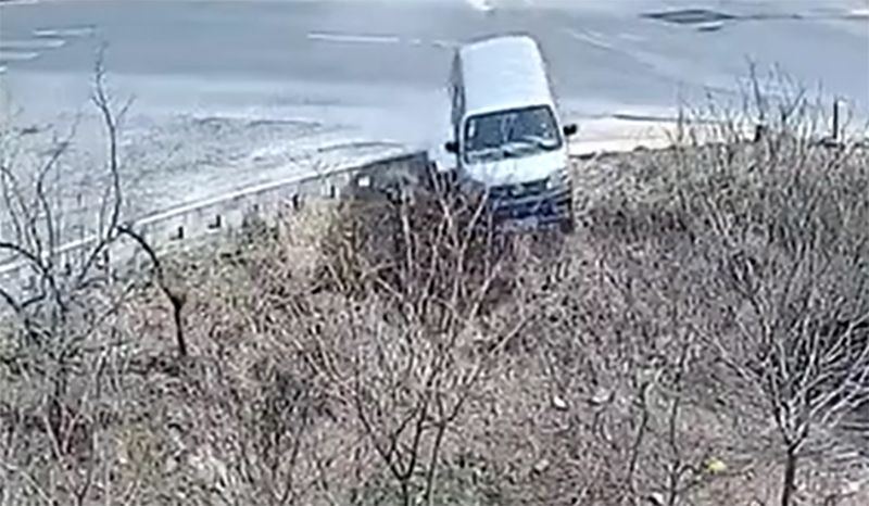 Nhầm chân ga, xe ô tô lao thẳng xuống vũng nước