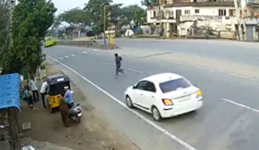 Bị ô tô đâm văng lên không trung vì sang đường kiểu...