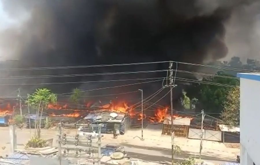 Đốt rác khiến hơn 100 cửa hàng bị thiêu rụi