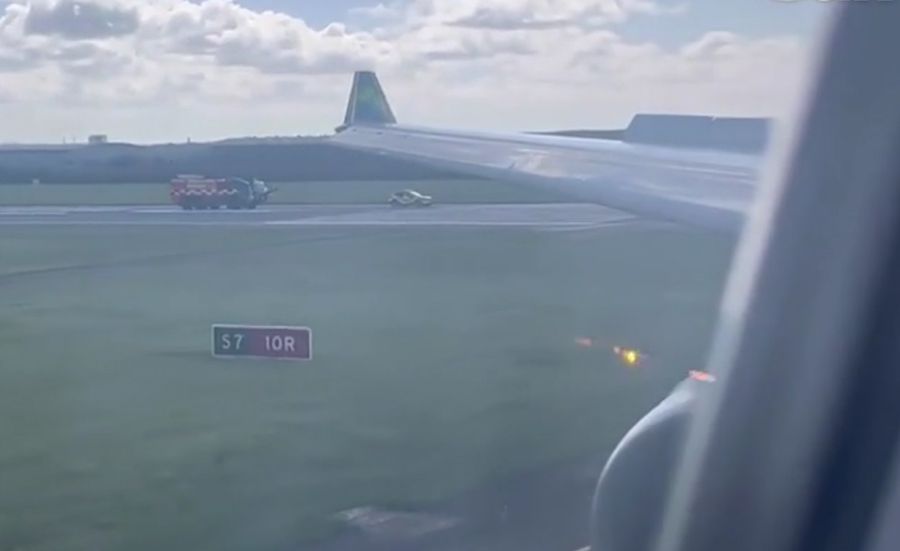 Vừa khởi hành, máy bay buộc phải hạ cánh vì đàn chim bị hút vào động cơ