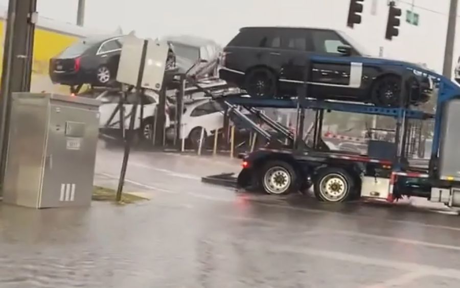 Cận cảnh tàu hỏa húc tung cả dàn xe sang