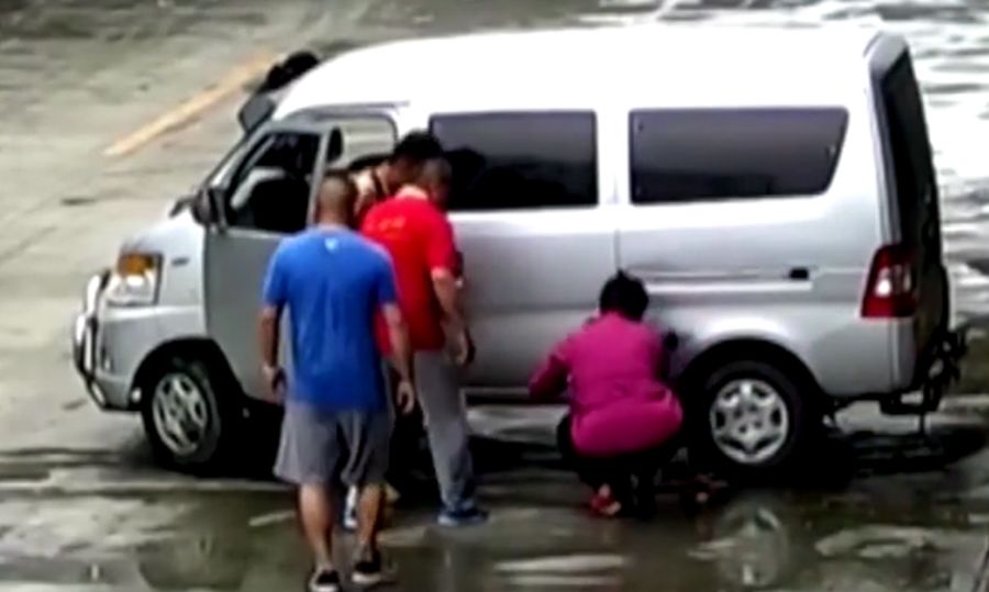 Bé trai thoát chết thần kỳ khi bị cuốn vào gầm xe 16 chỗ