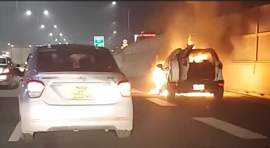 Ford Ecosport bốc cháy trong đêm trên vành đai 3