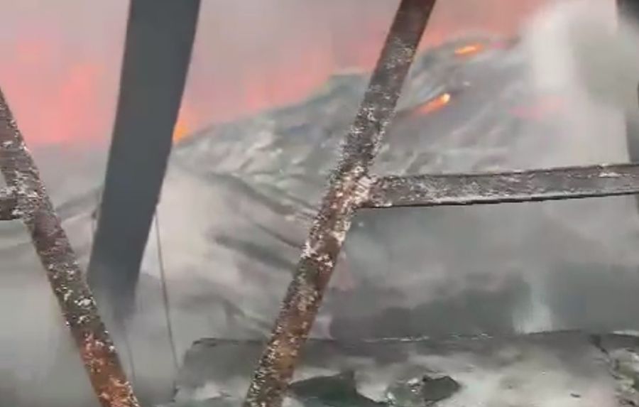 Hỏa hoạn thiêu rụi xưởng sản xuất vali ở Long An