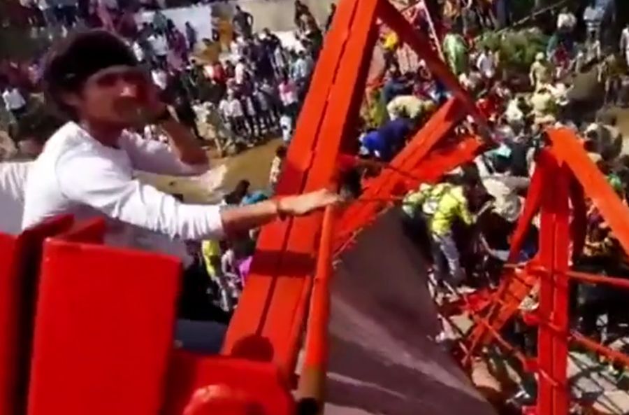 Quá tải, cầu đi bộ bất ngờ đổ sập, ít nhất 62 người bị thương