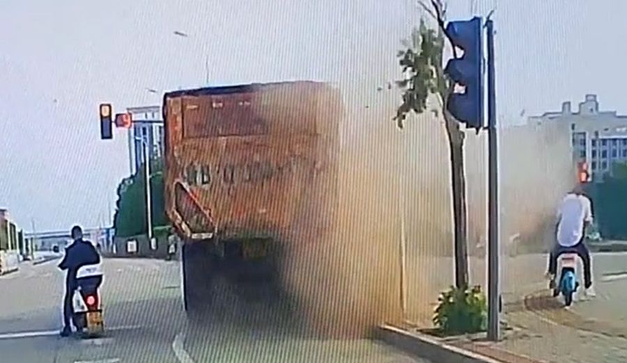 Xe tải nổ lốp khiến người đi xe điện ngã bất tỉnh