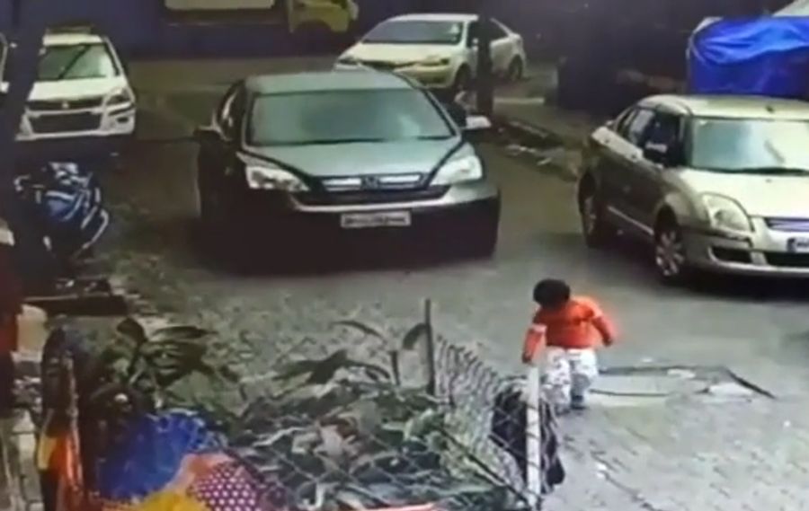 Bé 3 tuổi sống sót thần kỳ khi bị SUV cán qua người