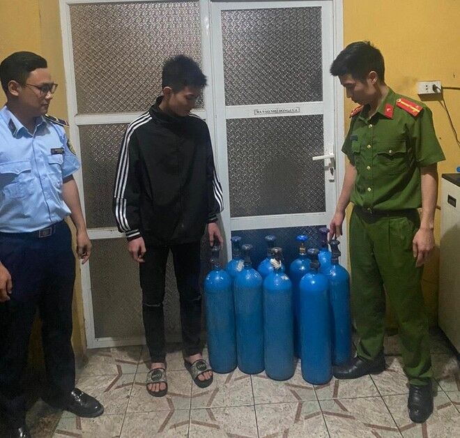 Quản lý thị trường Hà Nội phát hiện vận chuyển khí cười