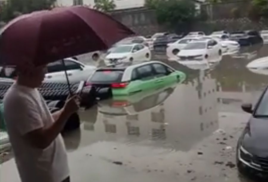 Mưa lớn, hàng ngàn “xế hộp” ngập lụt trong nước