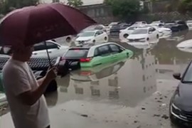 Mưa lớn, hàng ngàn “xế hộp” ngập lụt trong nước