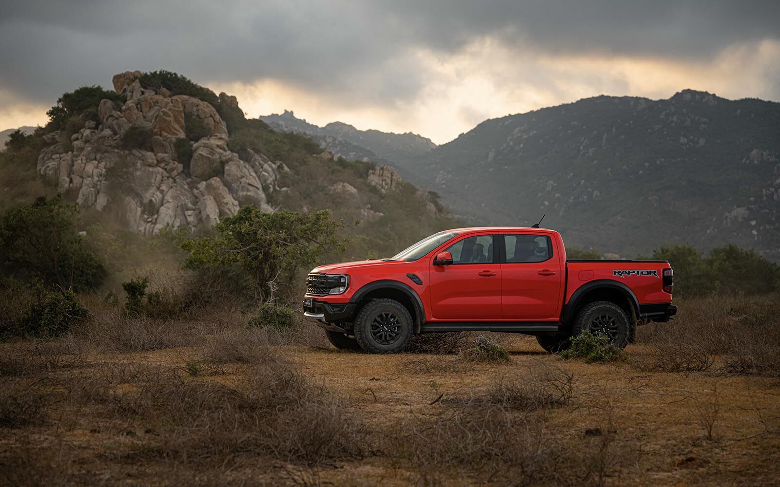 Kích thước dài – rộng – cao của Ford Ranger Raptor 2023 tương ứng: 5.381 x 2.028 x 1.922, nhỉnh hơn Ranger và Triton.