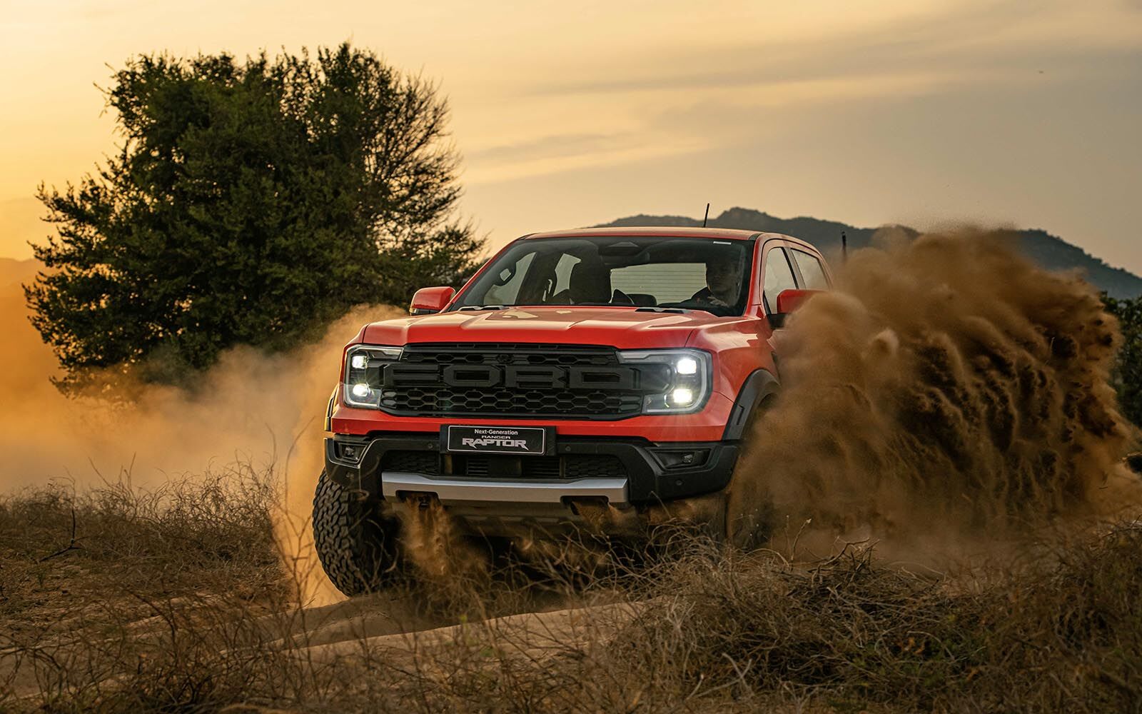 Ngoại hình theo ngôn ngữ thiết kế mới – Ford Performance: Mặt ca-lăng có Logo Ford lớn hơn tạo cảm giác bề thế, đèn Led matrix hình chữ C